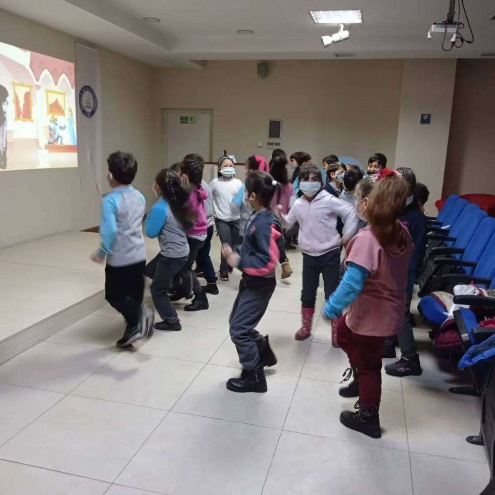 Minikler kütüphanede buluşmaya devam ediyor