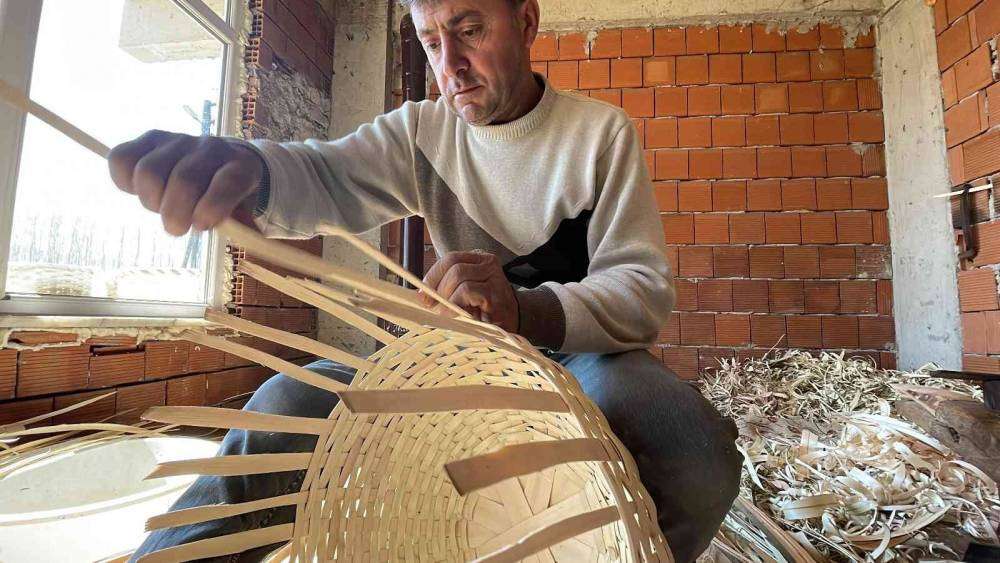 35 yıldır sepet örüyor