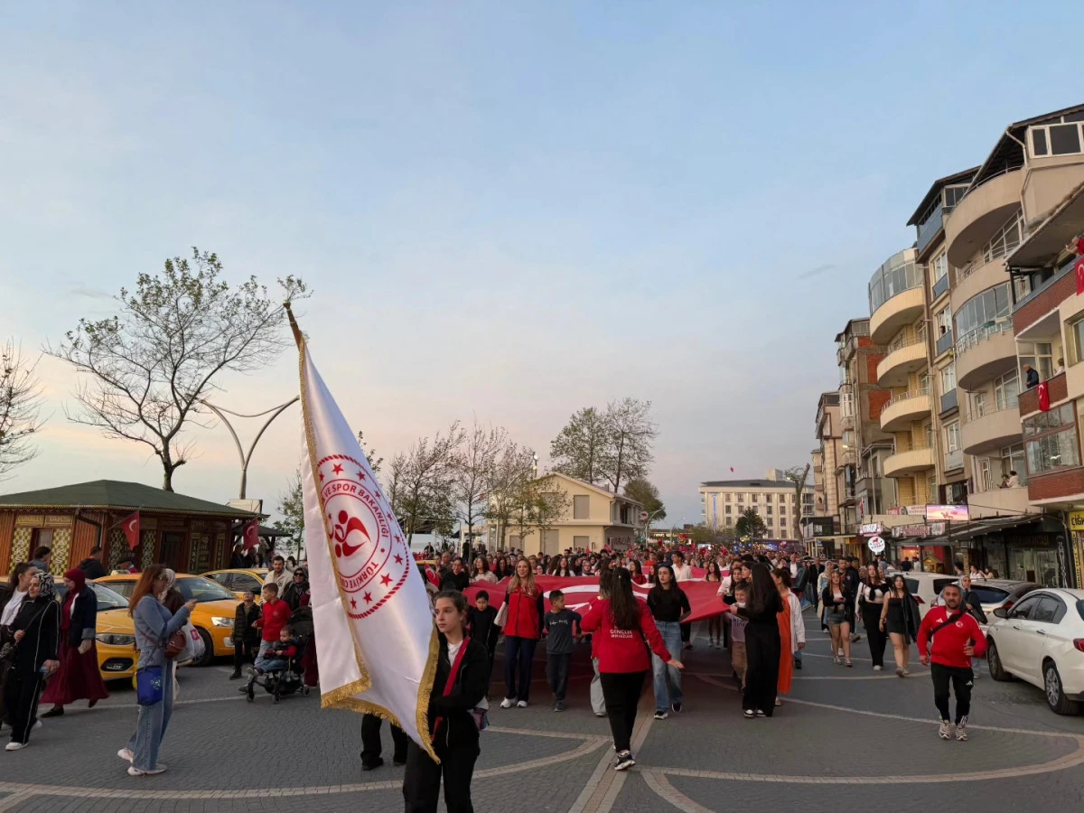 19 MAYIS COŞKUSU FENER ALAYI İLE TA&Ccedil;LANDI