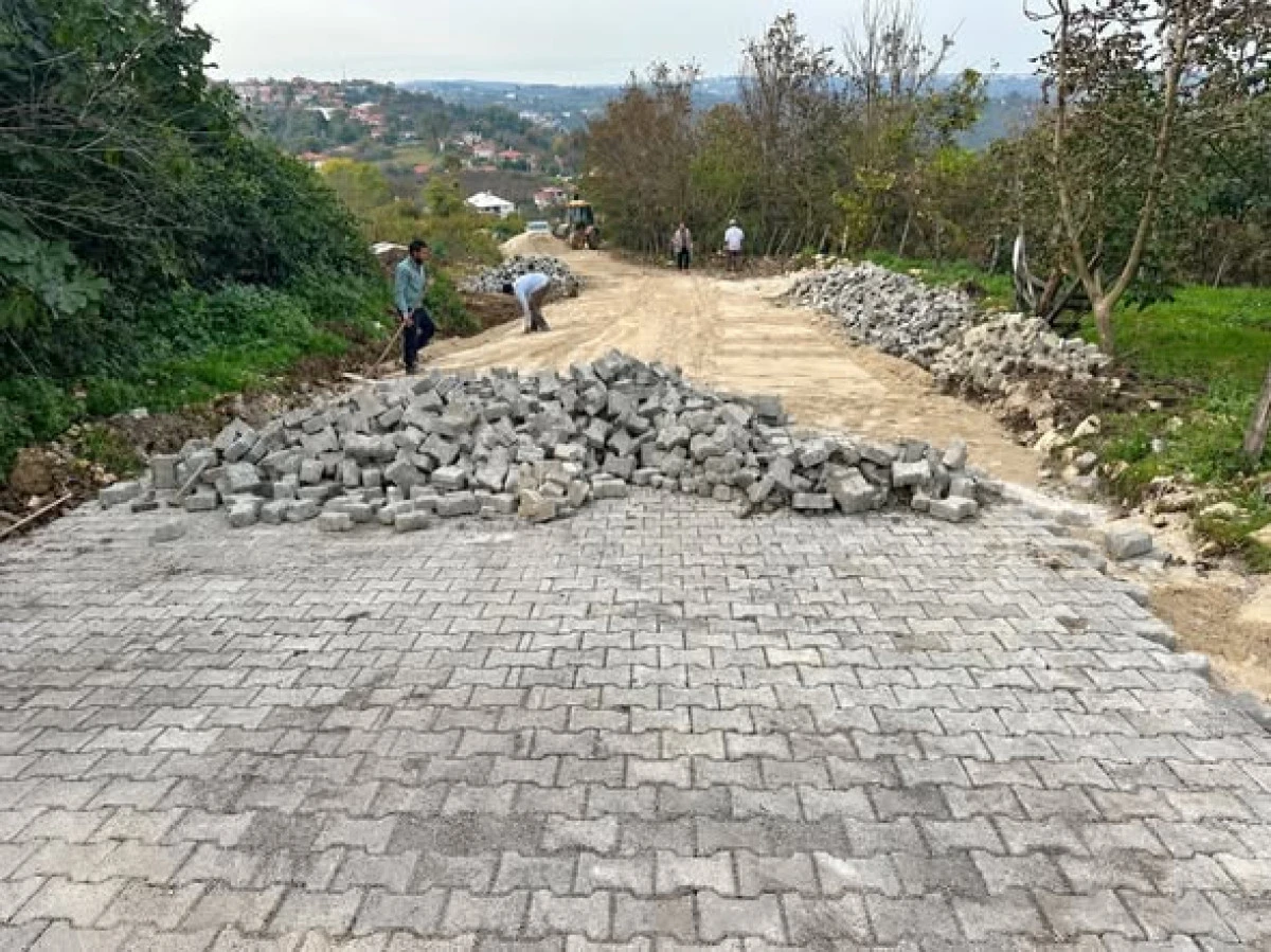 AK&Ccedil;AKOCA BALATLI K&Ouml;Y&Uuml;&rsquo;NDE KİLİT PARKE &Ccedil;ALIŞMALARI S&Uuml;R&Uuml;YOR