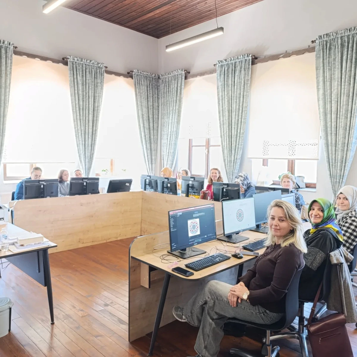 AK&Ccedil;AKOCA HALK EĞİTİM MERKEZİ&rsquo;NDEN YAPAY ZEK&Acirc; DESTEKLİ SANAT ATAĞI