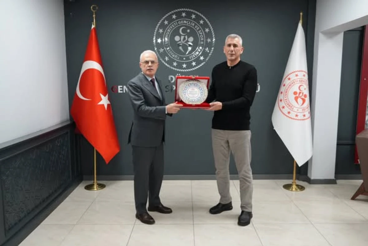 Ak&ccedil;akoca İl&ccedil;e Spor M&uuml;d&uuml;r&uuml; Mehmet Aydın Emekliye Uğurlandı