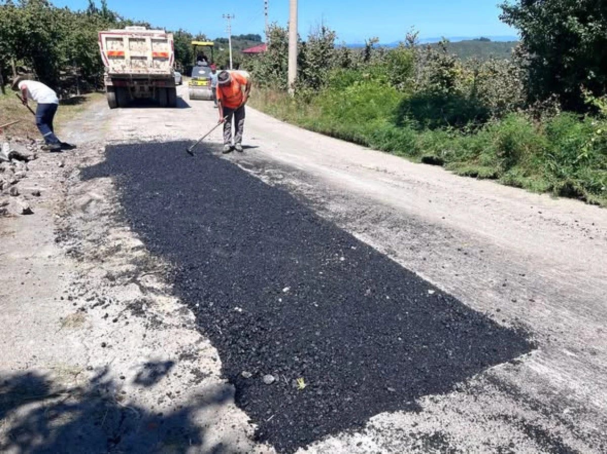 Ak&ccedil;akoca Kirazlı K&ouml;y&uuml;'nde Asfalt Yama &Ccedil;alışmaları S&uuml;r&uuml;yor