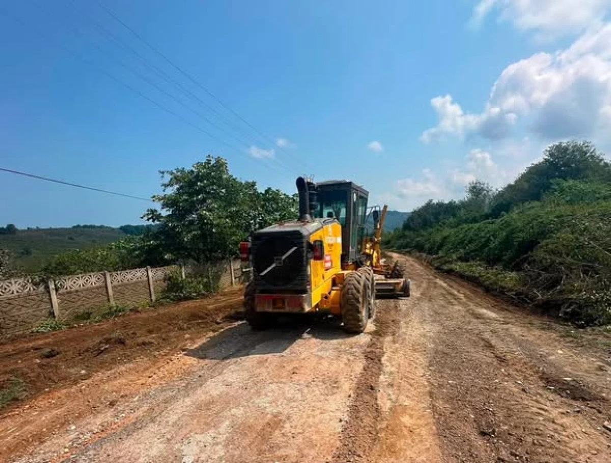 AK&Ccedil;AKOCA K&Ouml;YLERİNDE YOL &Ccedil;ALIŞMALARI S&Uuml;R&Uuml;YOR: 
