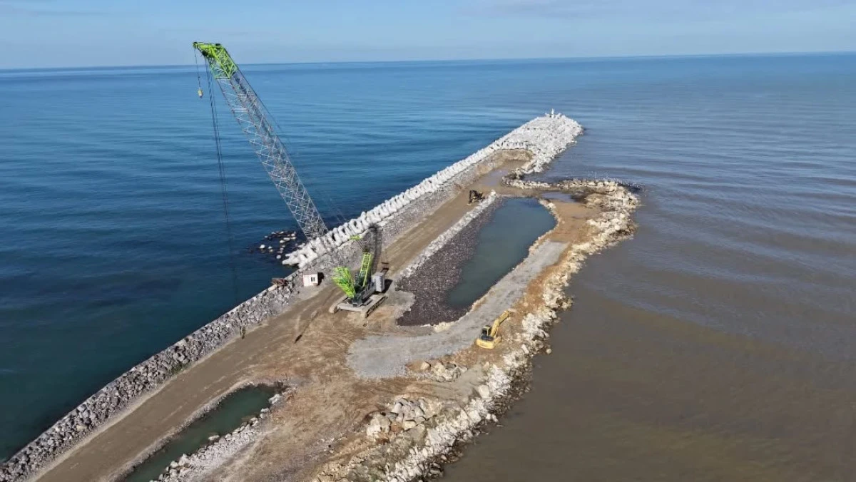 Ak&ccedil;akoca Melenağzı Limanı&rsquo;nda Mendirek &Ccedil;alışmaları S&uuml;r&uuml;yor