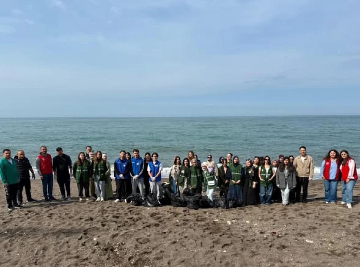 AK&Ccedil;AKOCA SAHİLİNİ TEMİZLEDİLER