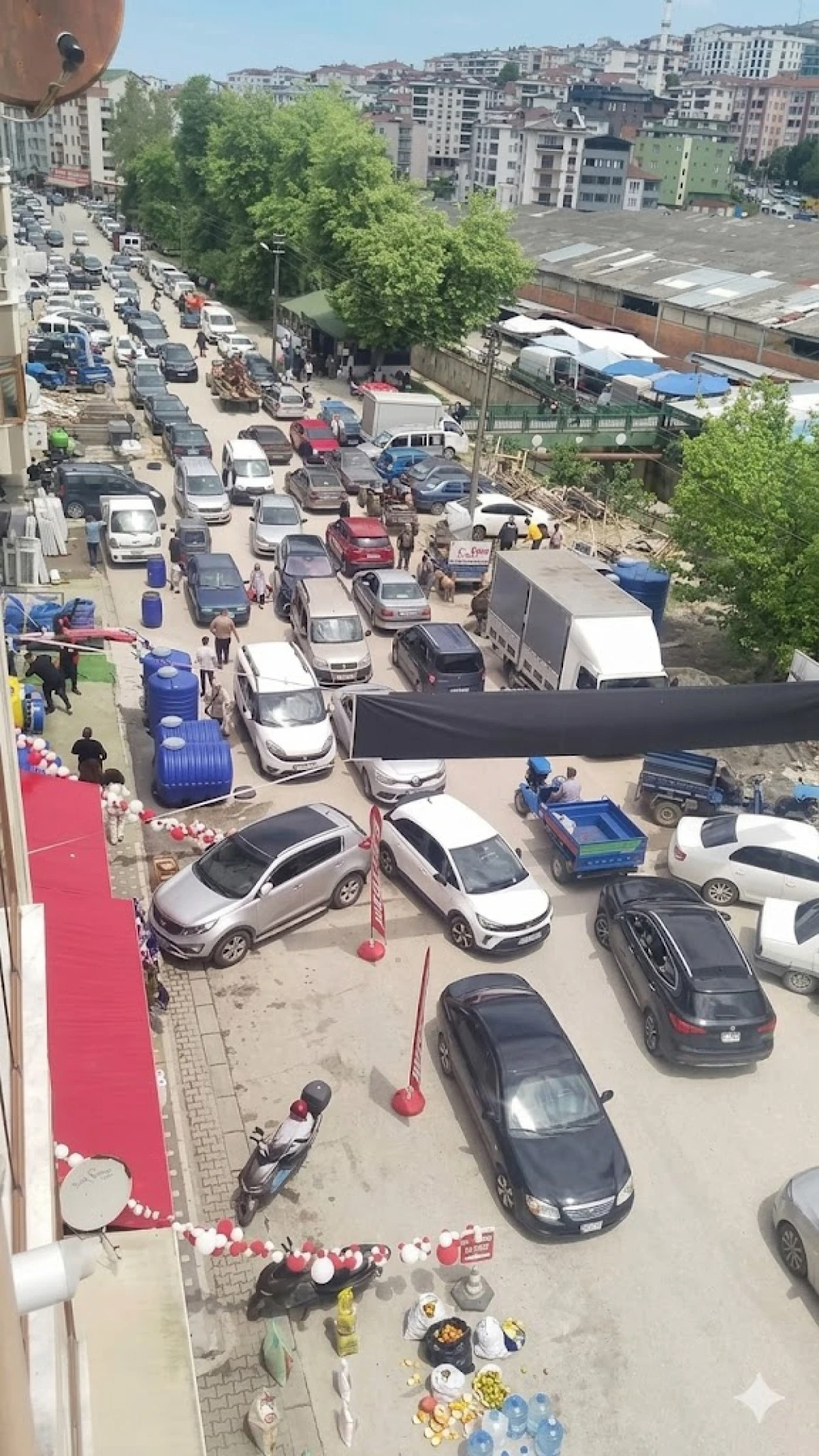 Ak&ccedil;akoca Salı Pazarında Arife Yoğunluğu: Ara&ccedil; Trafiği Kilitlendi