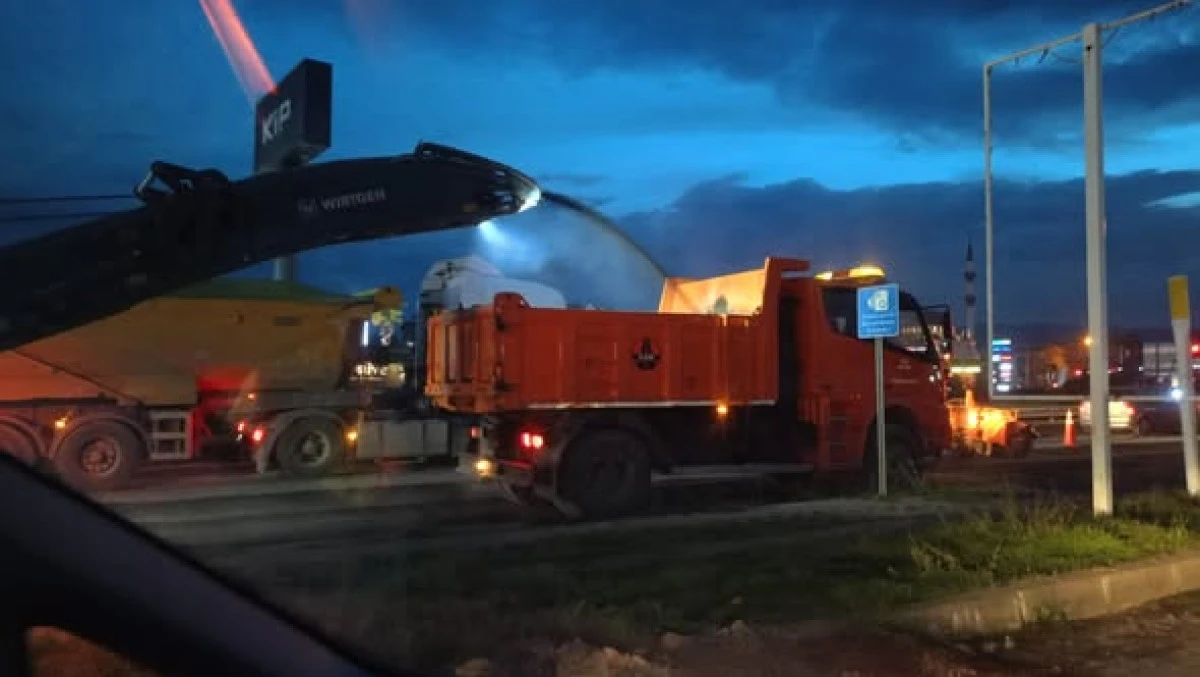 Akçakoca sapağında yol çalışması trafikte aksamalara yol açtı