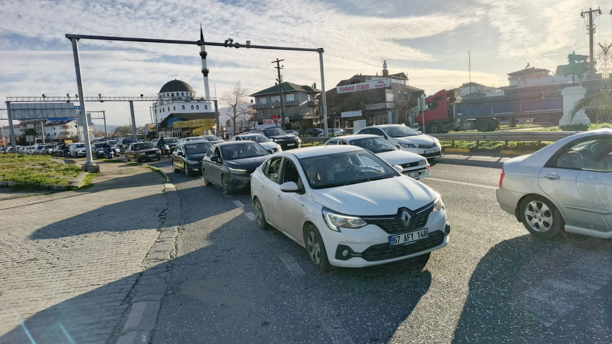 AK&Ccedil;AKOCA SAPAK TRAFİĞİ TIKANDI