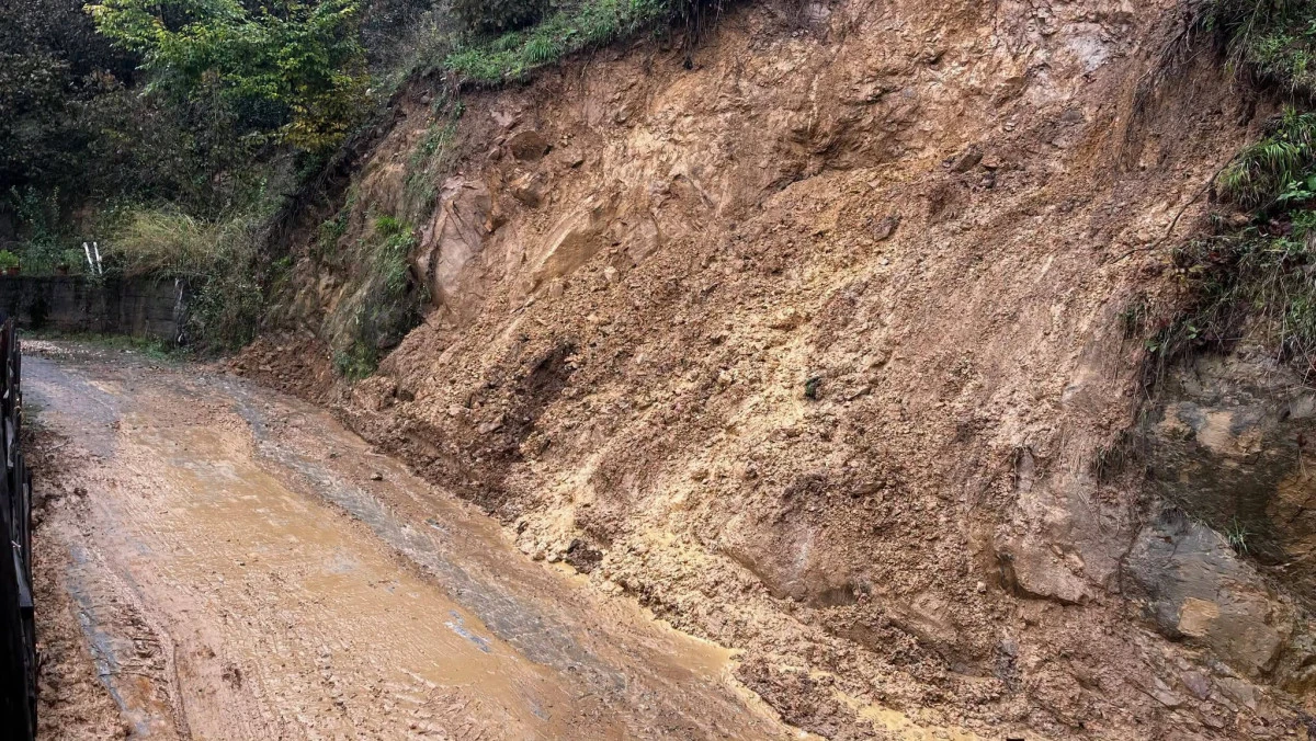 AK&Ccedil;AKOCA YEŞİLK&Ouml;Y&rsquo;DE TOPRAK KAYMASI: 