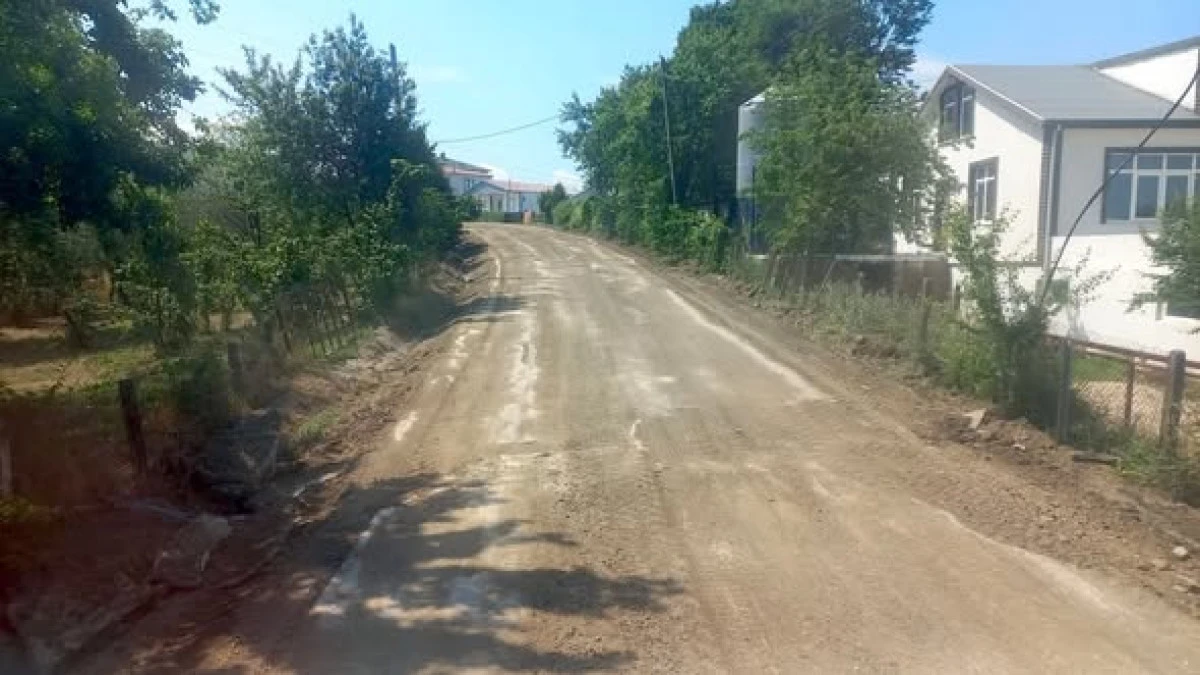 AK&Ccedil;AKOCA&rsquo;DA 3 K&Ouml;Y&Uuml; BİRBİRİNE BAĞLAYAN GRUP YOLUNDA ASFALT &Ccedil;ALIŞMASI BAŞLADI