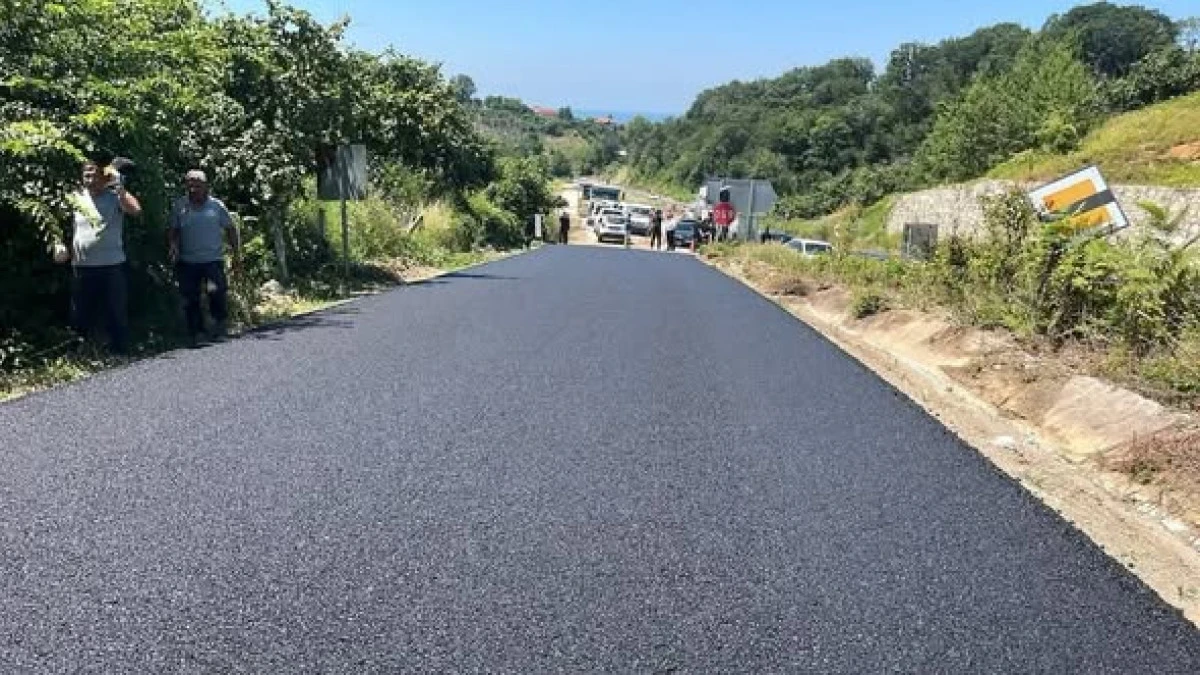 AK&Ccedil;AKOCA'DA 3 K&Ouml;Y&Uuml; BİRBİRİNE BAĞLAYAN YOLDA SICAK ASFALT &Ccedil;ALIŞMASI S&Uuml;R&Uuml;YOR