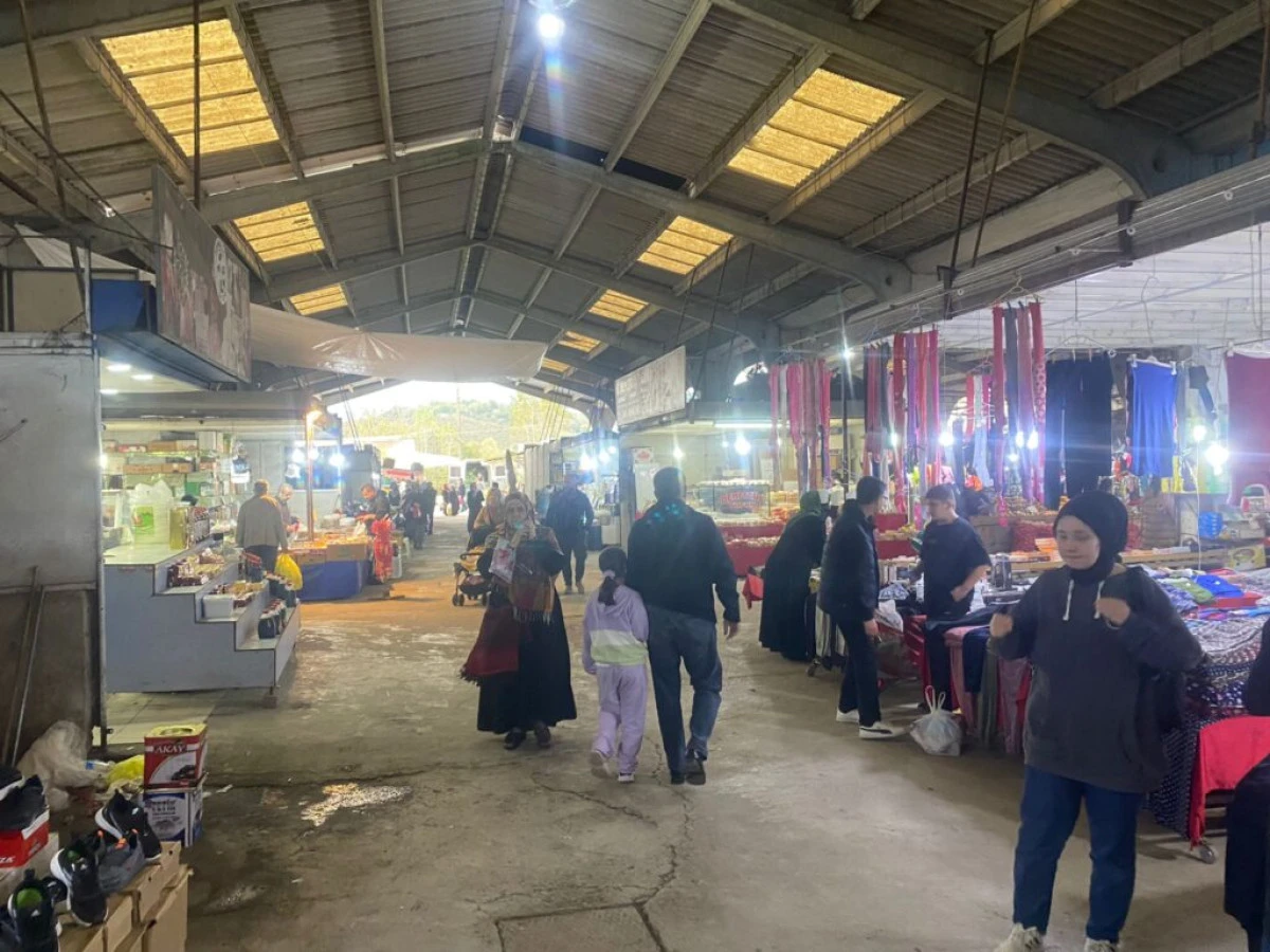 Ak&ccedil;akoca&rsquo;da Arife G&uuml;n&uuml; Pazar İndirimi: Akşam Saatlerinde Fiyatlar D&uuml;şt&uuml;