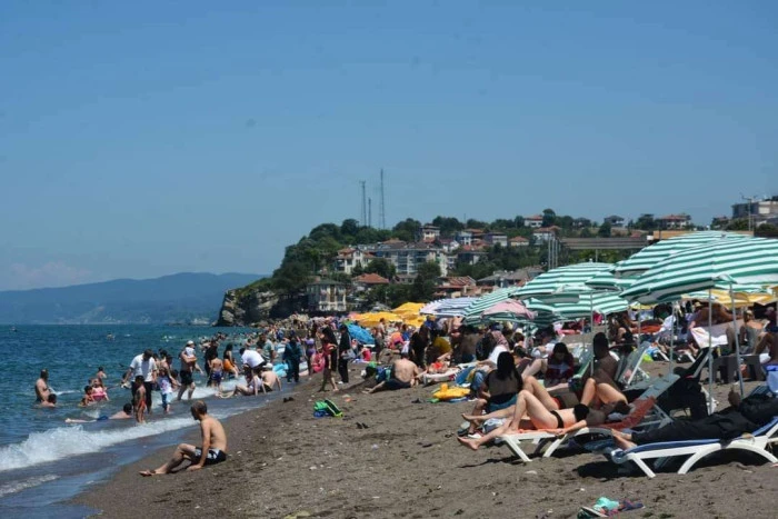 (G&ouml;r&uuml;nt&uuml;l&uuml;) AK&Ccedil;AKOCA&rsquo;DA BUG&Uuml;N DENİZ KEYFİ BİR BAŞKA!