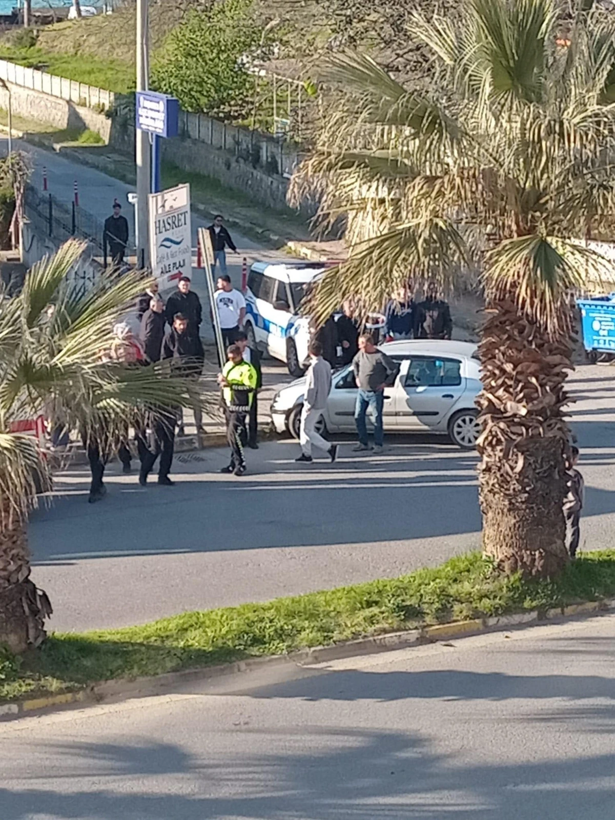 Ak&ccedil;akoca&rsquo;da Emniyet Kavşağı&rsquo;nda Kaza: Otomobil ile Motosiklet &Ccedil;arpıştı, 1 Kişi Yaralandı