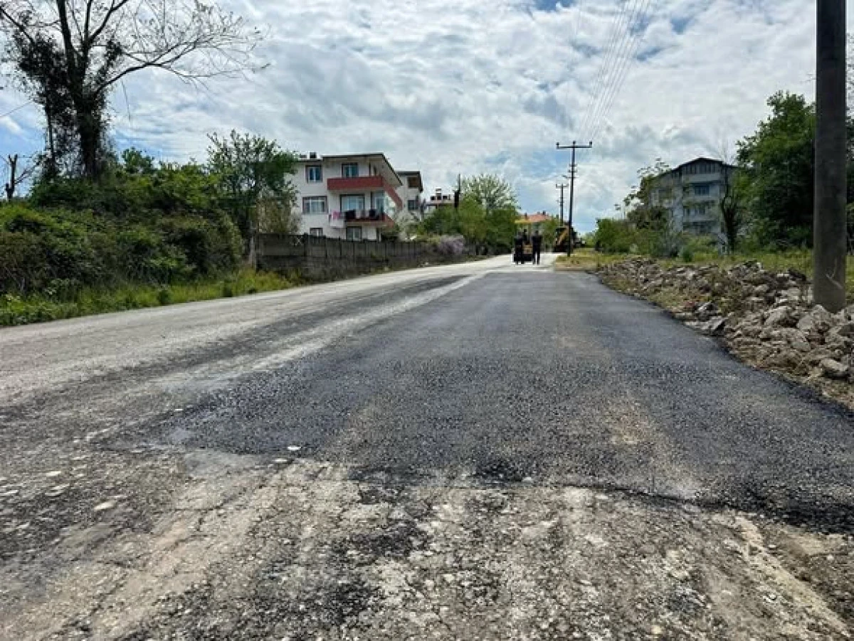 Ak&ccedil;akoca&rsquo;da Grup Yolunda Asfalt Yama &Ccedil;alışmaları S&uuml;r&uuml;yor