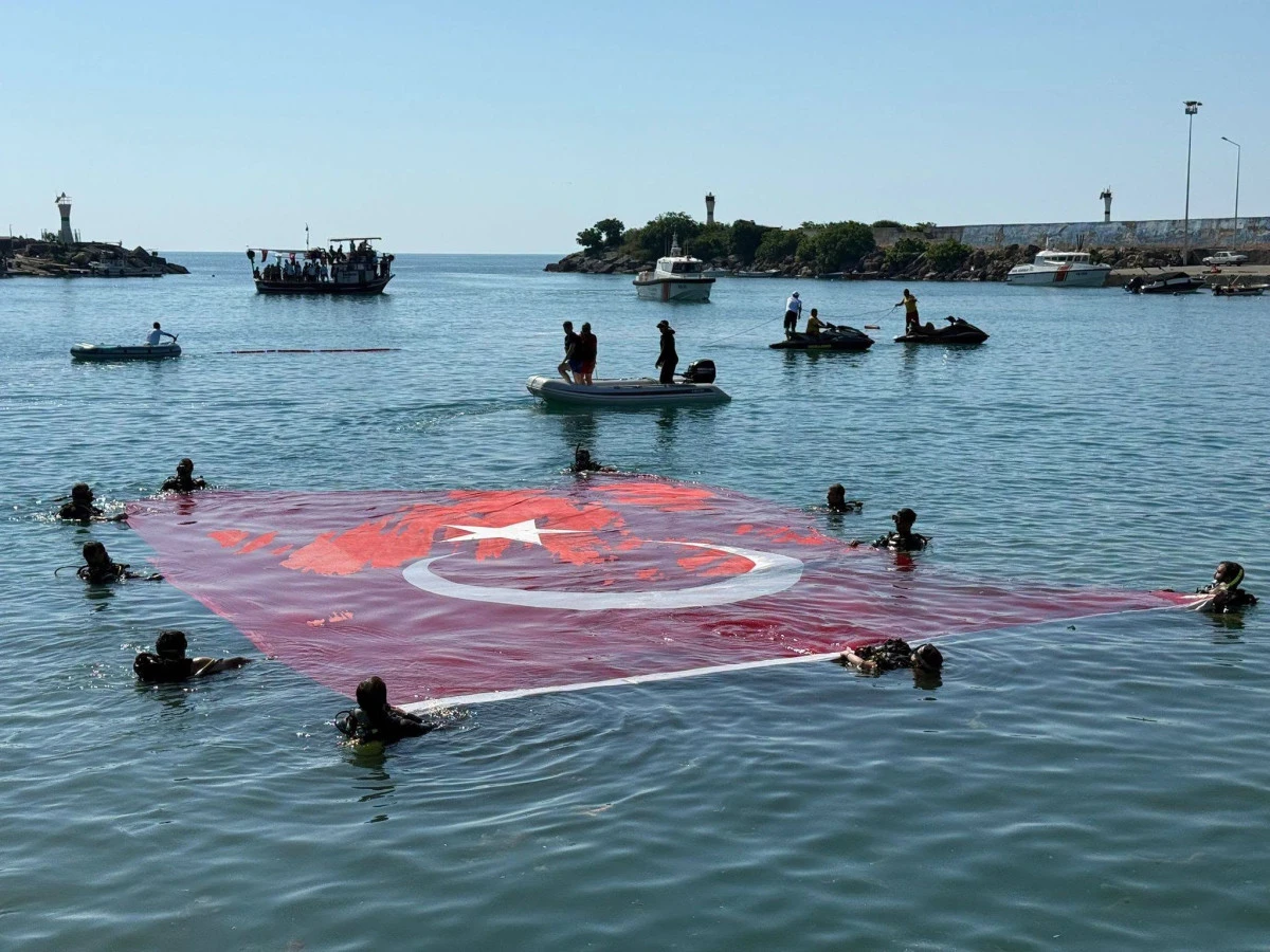 AK&Ccedil;AKOCA'DA KABOTAJ BAYRAMI'NDA DENİZDE DEV T&Uuml;RK BAYRAĞI A&Ccedil;ILDI
