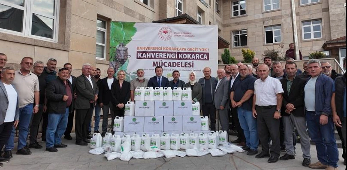 AK&Ccedil;AKOCA'DA KAHVERENGİ KOKARCA İLE M&Uuml;CADELEDE MUHTARLARA EĞİTİM VE İLA&Ccedil; DESTEĞİ