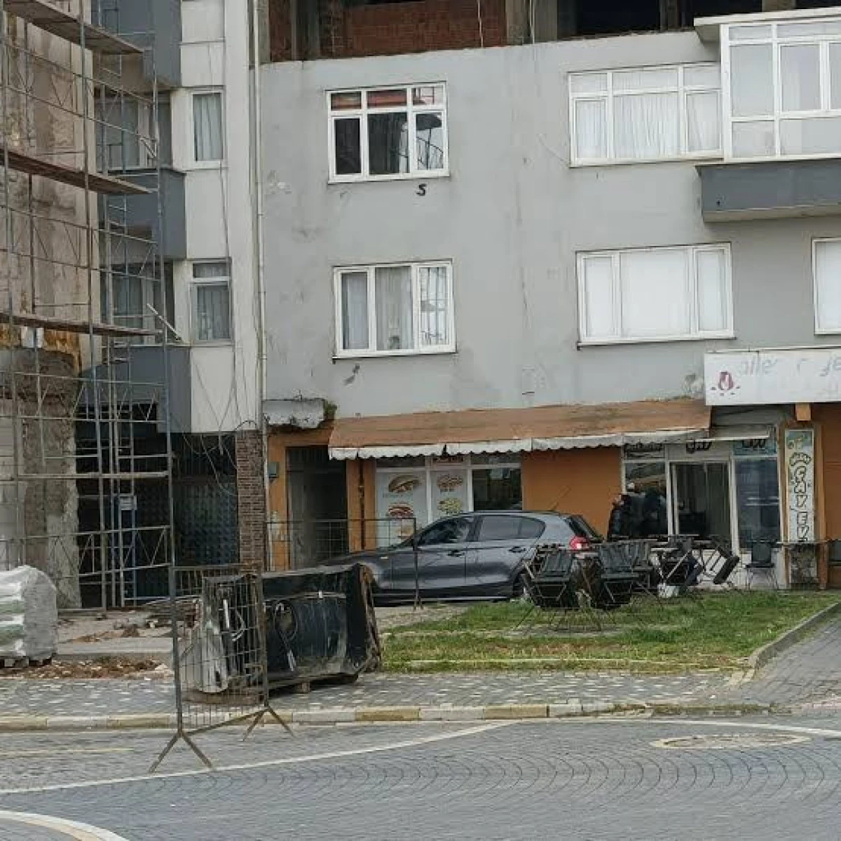 AK&Ccedil;AKOCA&rsquo;DA KIZILAY&rsquo;A BAĞIŞLANAN 5 KATLI BİNANIN AKIBETİ NE OLDU? YILLAR GE&Ccedil;Tİ, PROJE YERİNDE SAYIYOR