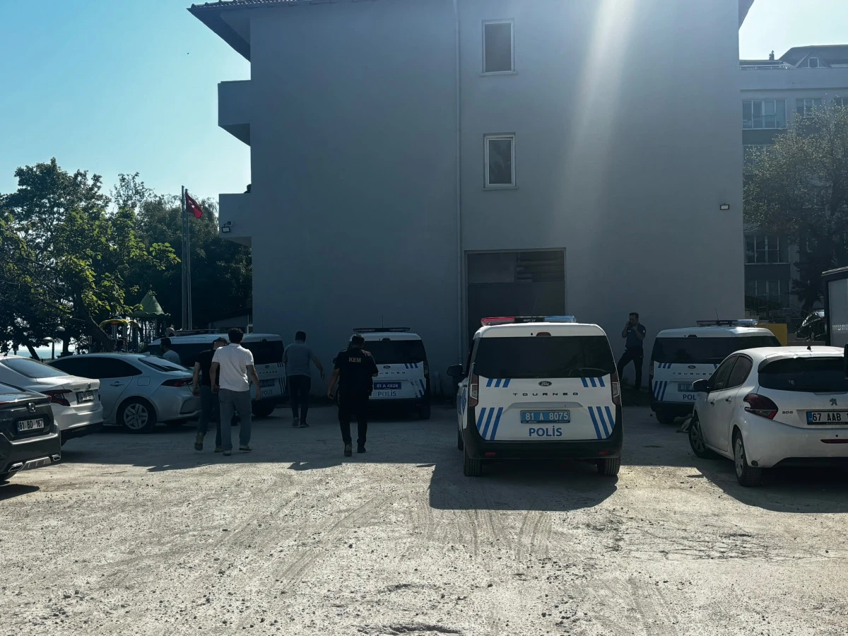 (G&ouml;r&uuml;nt&uuml;l&uuml;) Ak&ccedil;akoca'da Şafak Operasyonu: 15 Kişi G&ouml;zaltına Alındı