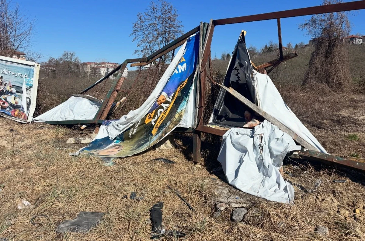 &ldquo;Ak&ccedil;akoca&rsquo;ya Yakışmayan Manzara: Şehre Girişte Harabe Billboardlar!&rdquo;