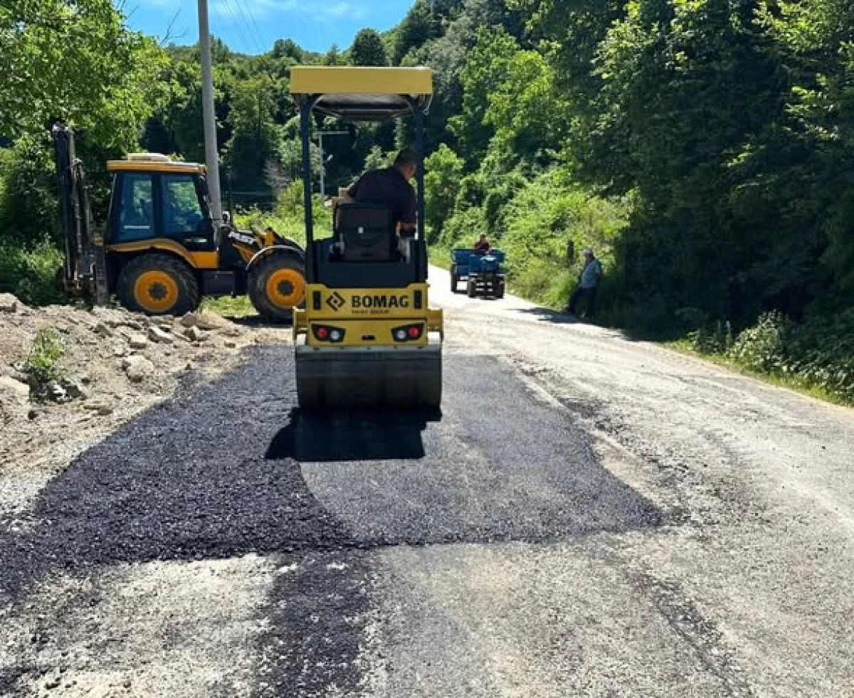 Arabacı K&ouml;y&uuml;&rsquo;nde Asfalt Yama &Ccedil;alışmaları S&uuml;r&uuml;yor