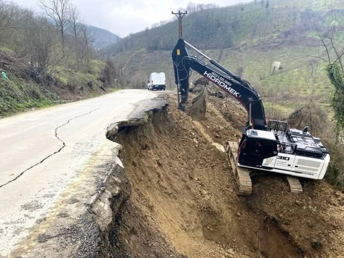 Aşırı yağışlar heyelana neden oldu yol &ccedil;atladı