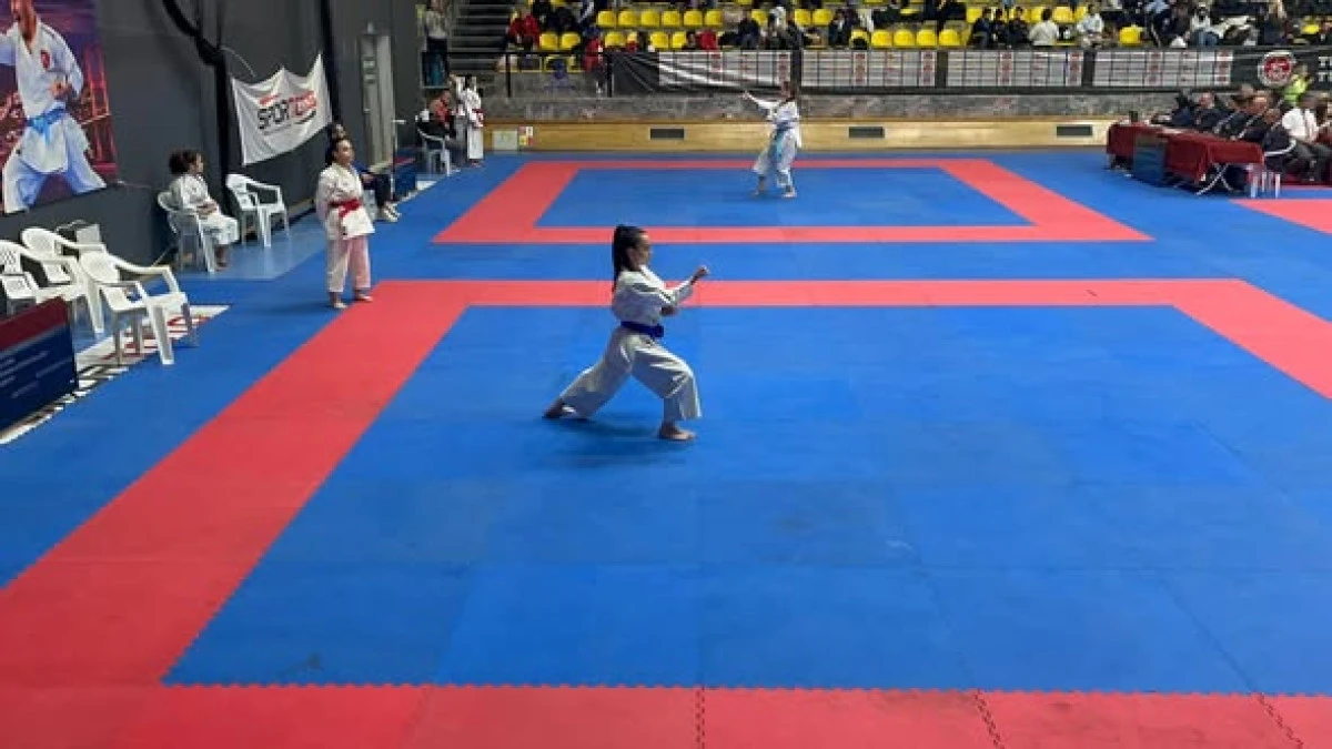 Azra Coşkun&rsquo;dan Premier Lig&rsquo;de T&uuml;rkiye İkinciliği