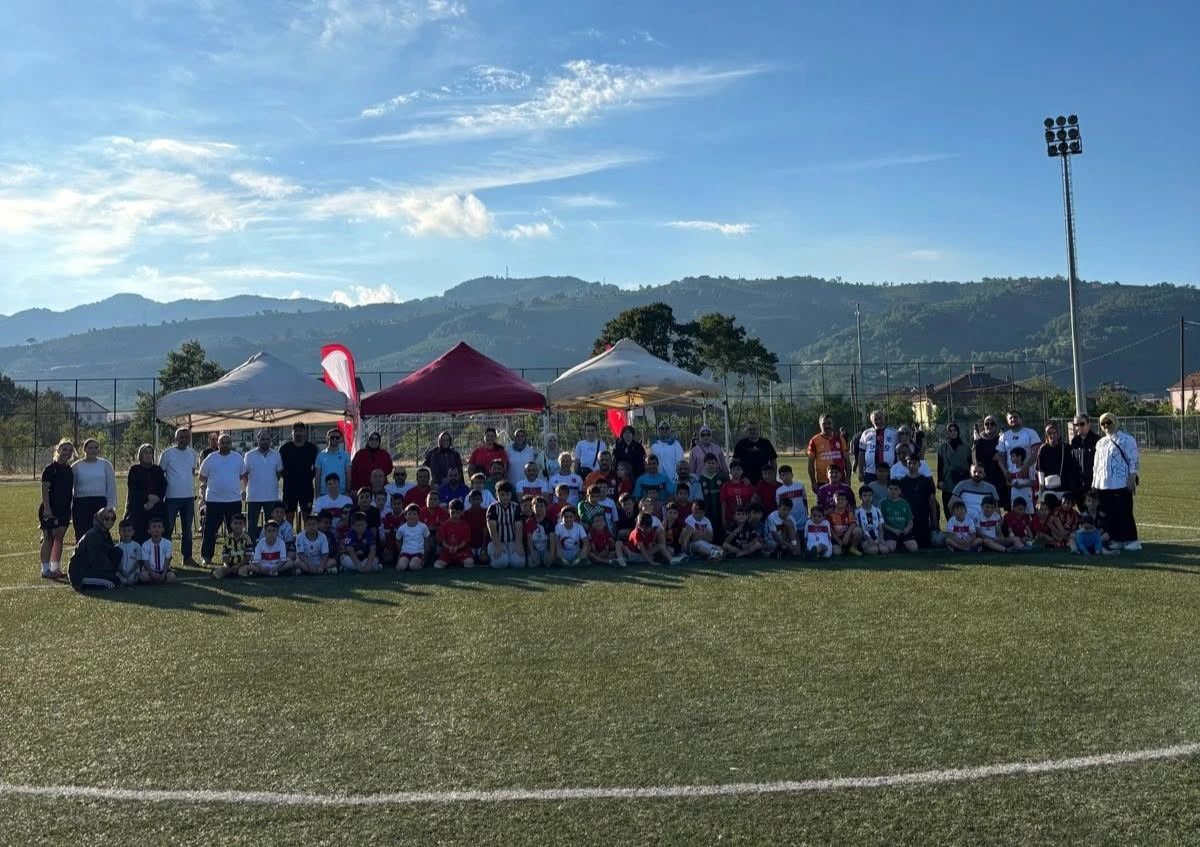 Babalar ve &Ccedil;ocuklar Futbol Sahasında Buluştu