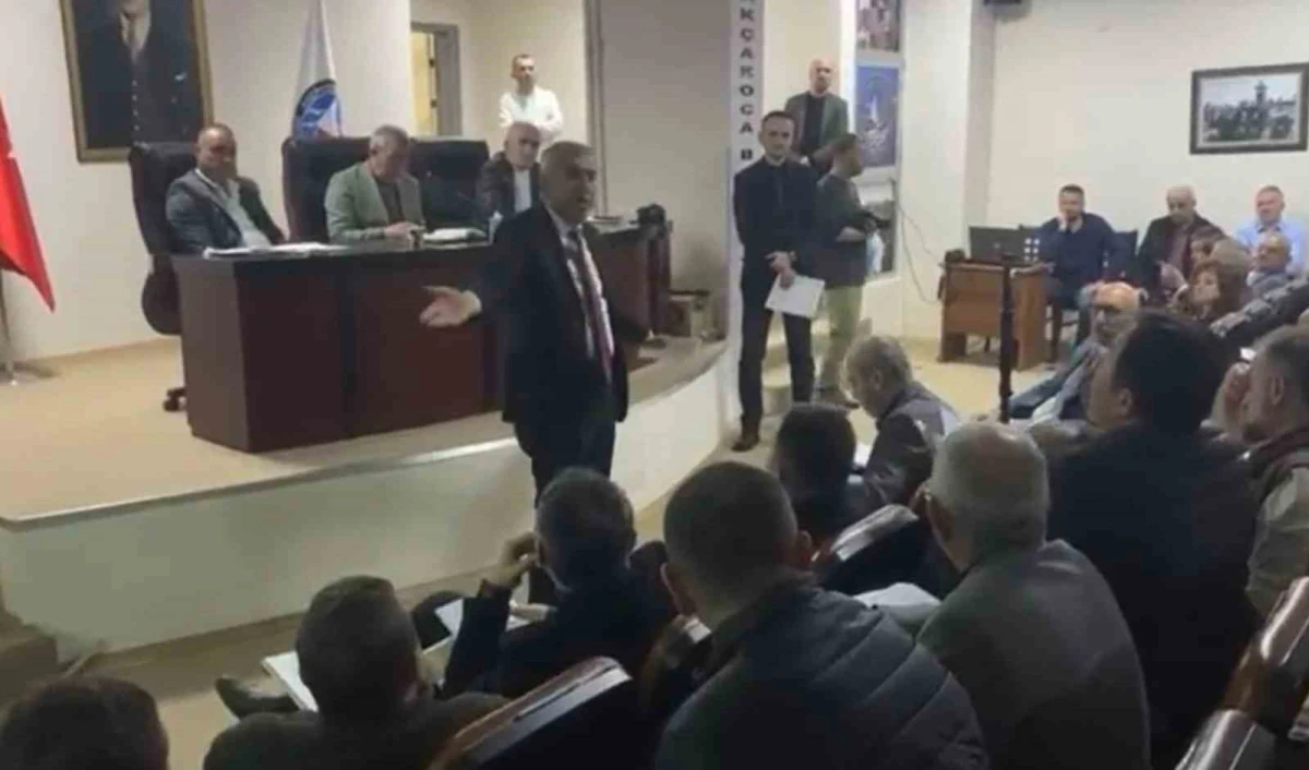 BELEDİYE BAŞKANI &Ccedil;ILDIRDI! MECLİS TOPLANTISINDA SKANDAL &Uuml;ST&Uuml;NE SKANDAL