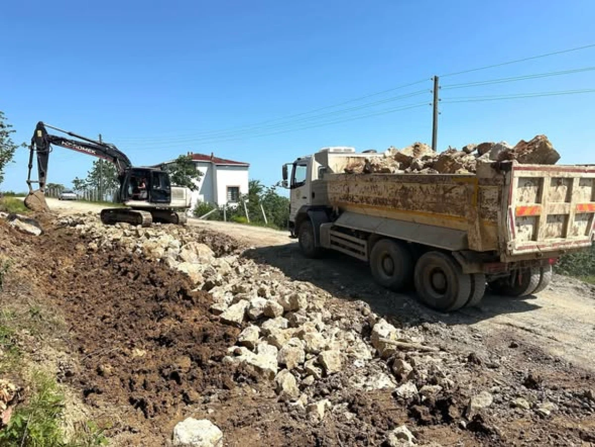 Bey&ouml;ren K&ouml;y&uuml; Yolunda Heyelan Sonrası &Ccedil;alışmalar S&uuml;r&uuml;yor