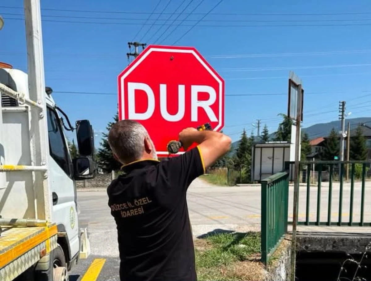 &Ccedil;alıcuma ve Hatipliketenciler K&ouml;ylerinde Trafik G&uuml;venliği İ&ccedil;in Levha &Ccedil;alışması Tamamlandı