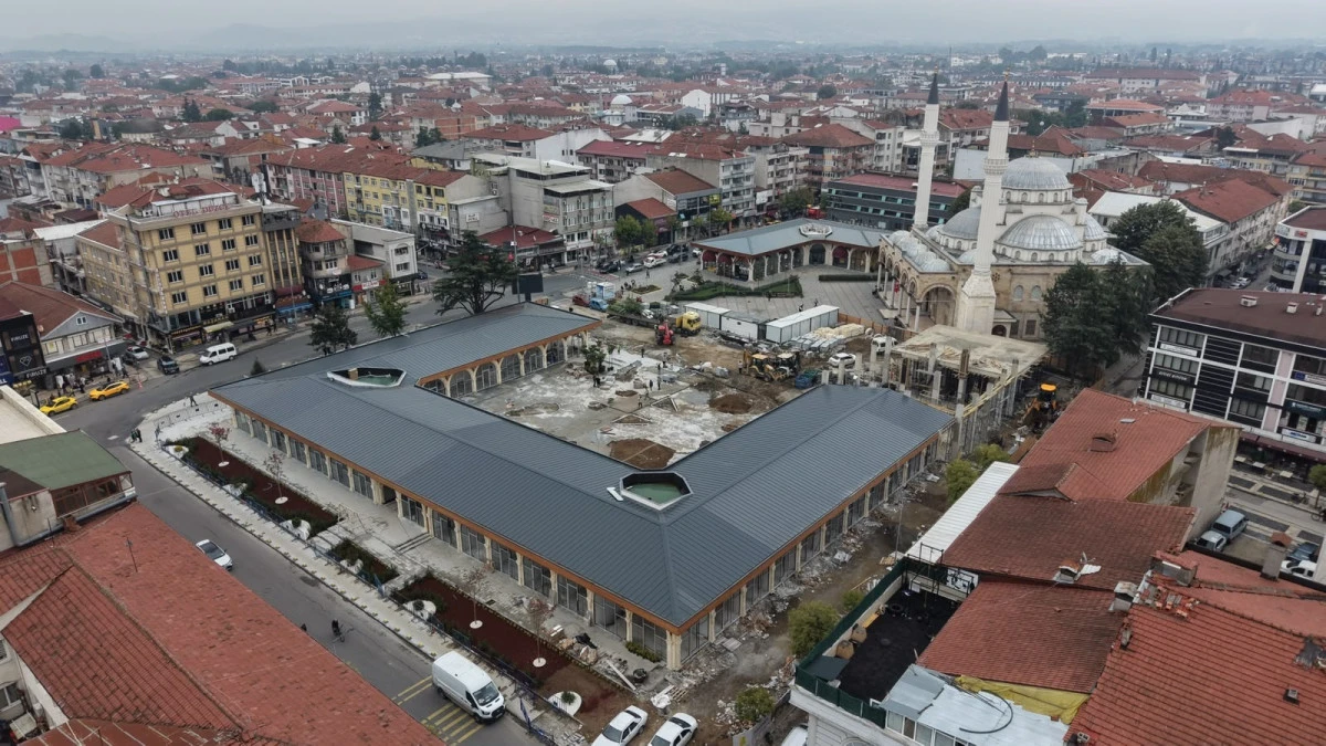 CEDİDİYE KENT MEYDANI&rsquo;NDA D&Ouml;N&Uuml;Ş&Uuml;M TAMAMLANIYOR