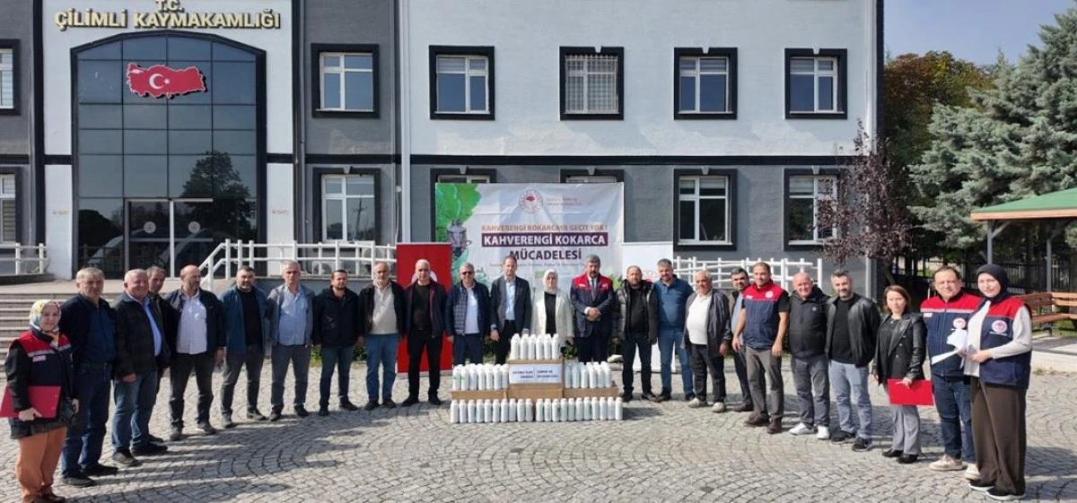 &Ccedil;İLİMLİ'DE KAHVERENGİ KOKARCAYA KARŞI TOPYEK&Ucirc;N M&Uuml;CADELE: MUHTARLARA İLA&Ccedil; DESTEĞİ