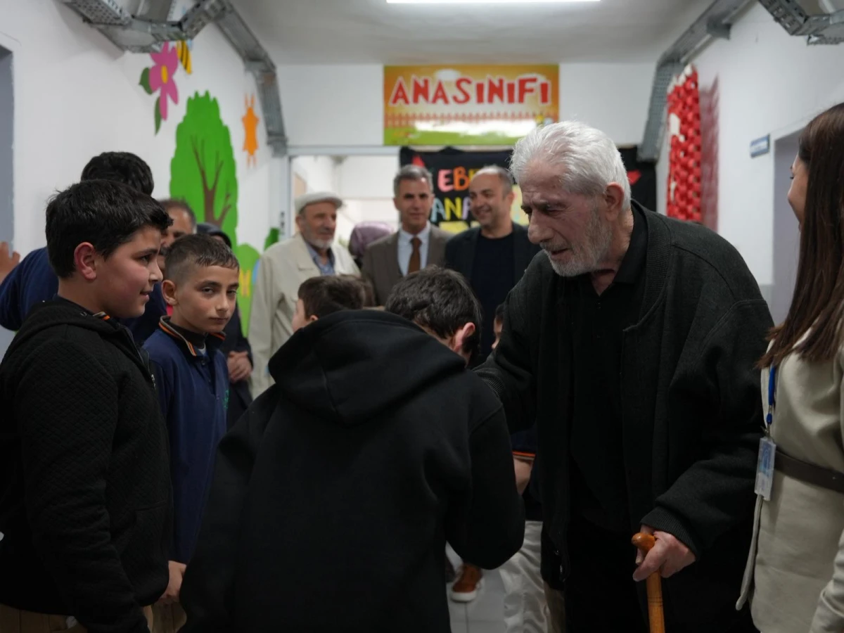 &Ccedil;OCUKLARA HEDİYELER VERİP, 23 NİSAN BAYRAMI&rsquo;NI KUTLADILAR