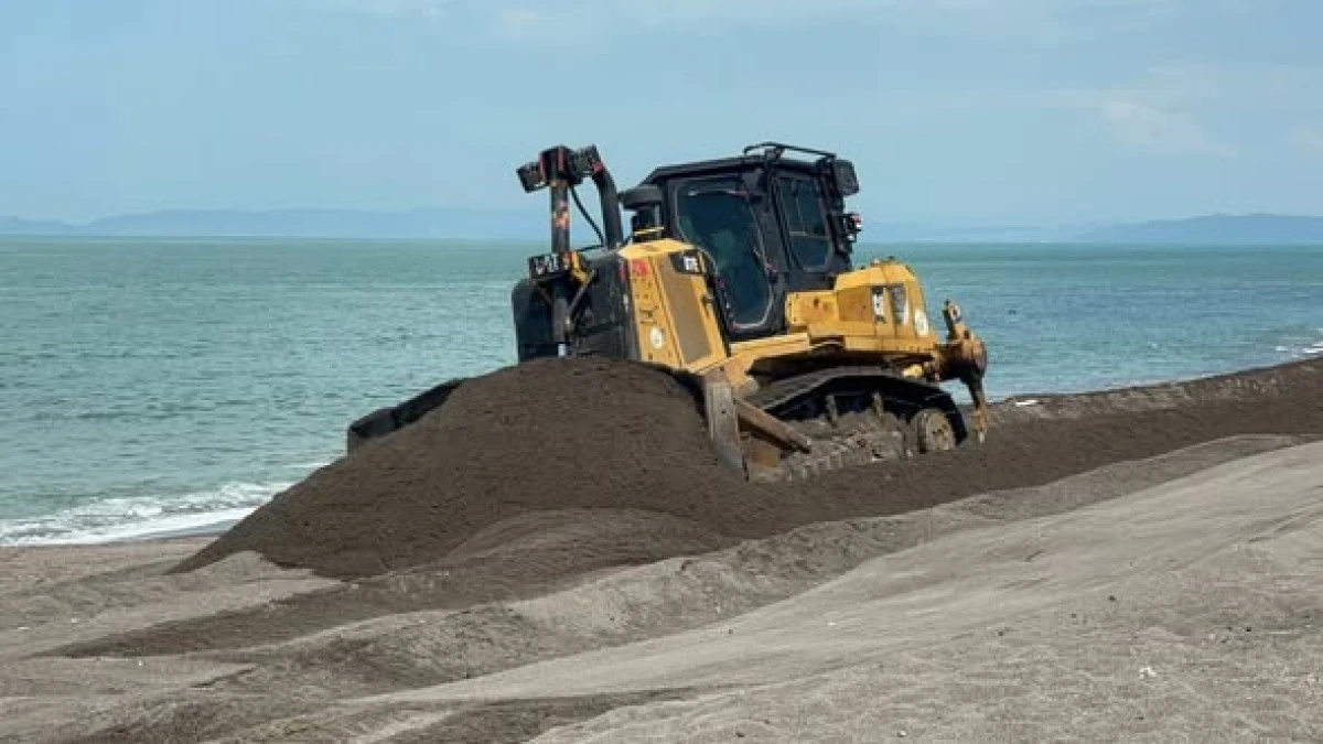 &Ccedil;UHALLI PLAJI&rsquo;NDA KAPSAMLI TEMİZLİK VE D&Uuml;ZENLEME