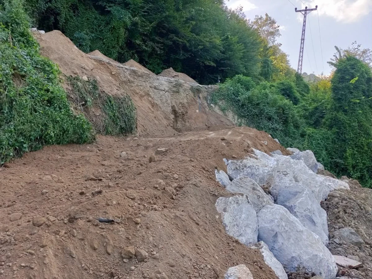 Cumayeri Dokuzdeğirmen K&ouml;y&uuml;&rsquo;nde Heyelan M&uuml;dahalesi: