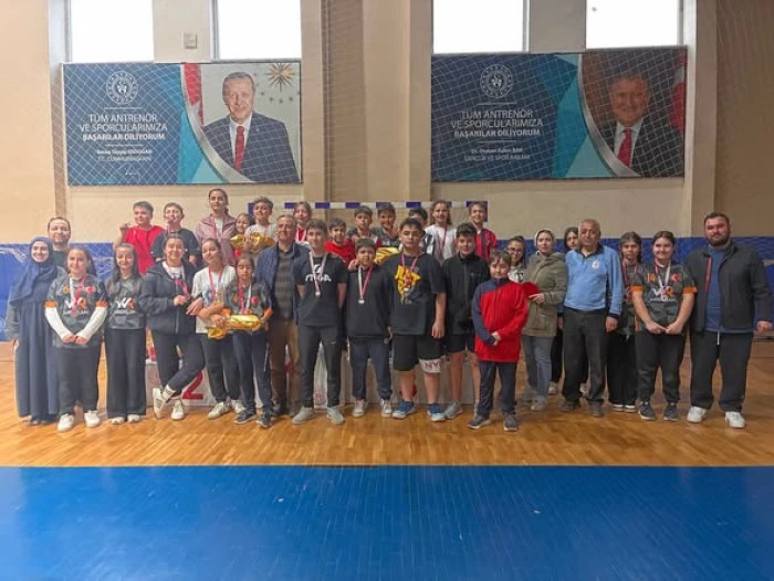 Cumayeri&rsquo;nde 23 Nisan Masa Tenisi Turnuvası Heyecanı Sona Erdi