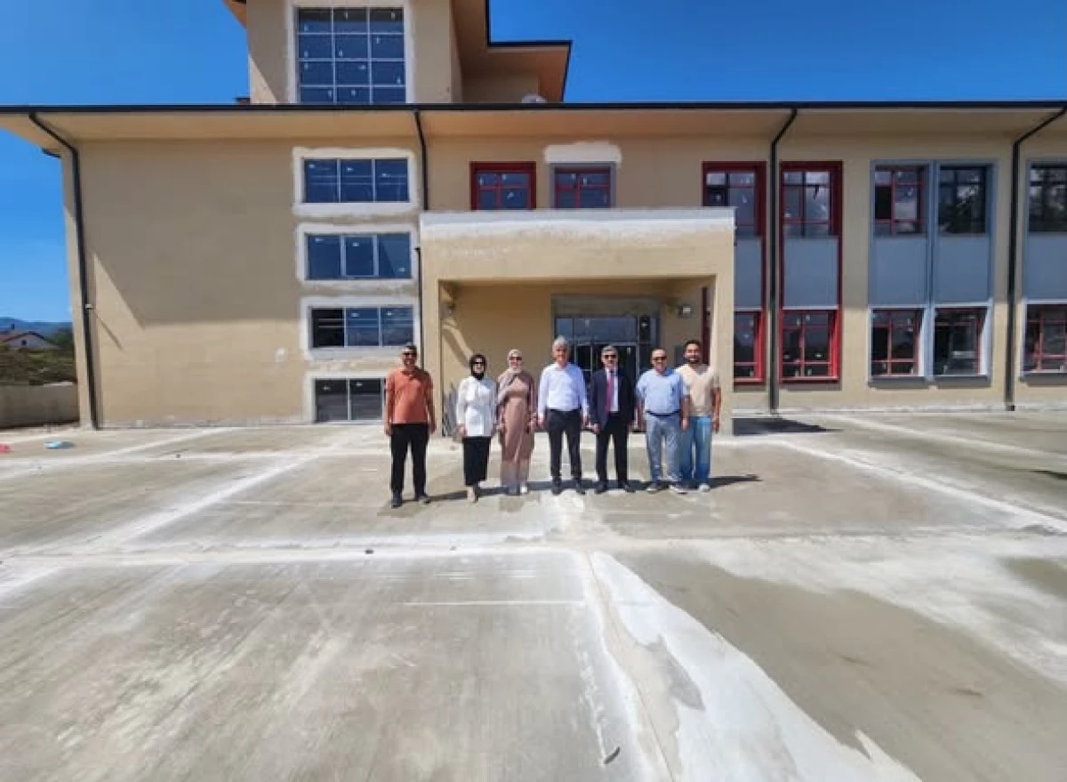 Cumayeri'ndeki Okul İnşaatlarını İnceledi