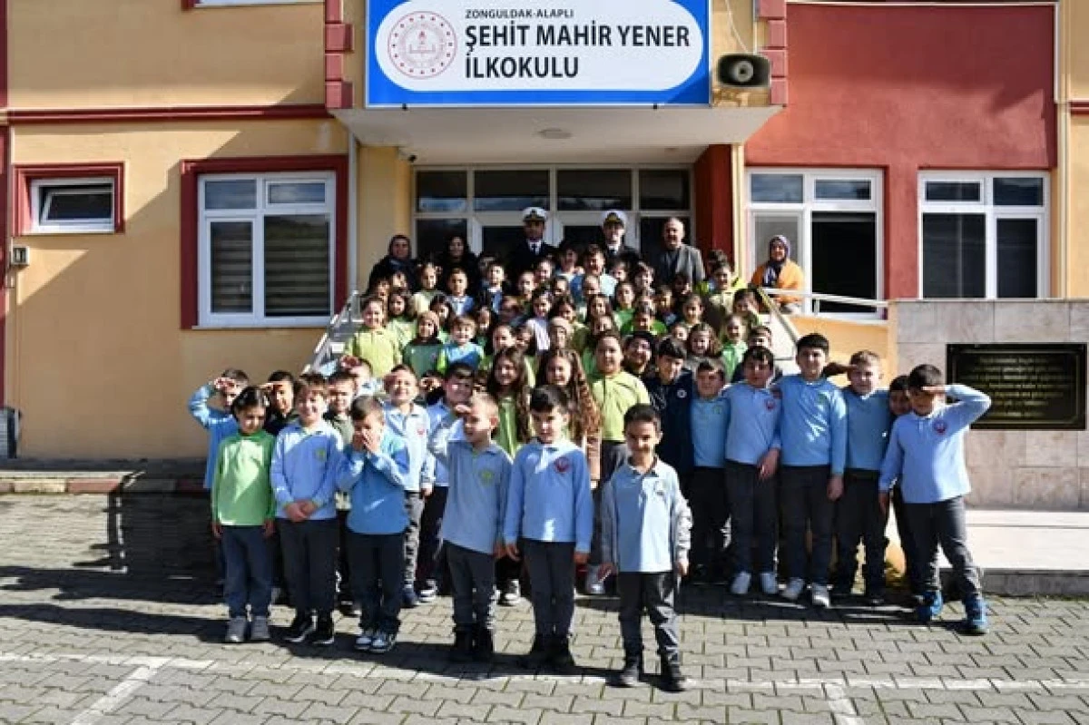 Deniz Komutanlığından &Ouml;ğrencilere S&uuml;priz