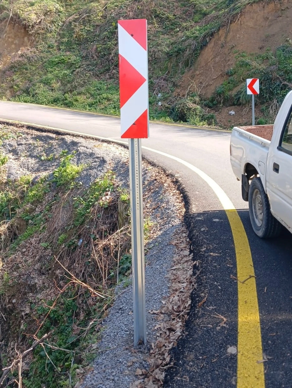 DEREDİBİ K&Ouml;Y&Uuml;&rsquo;NDE TRAFİK İŞARET LEVHALARI YENİLENDİ