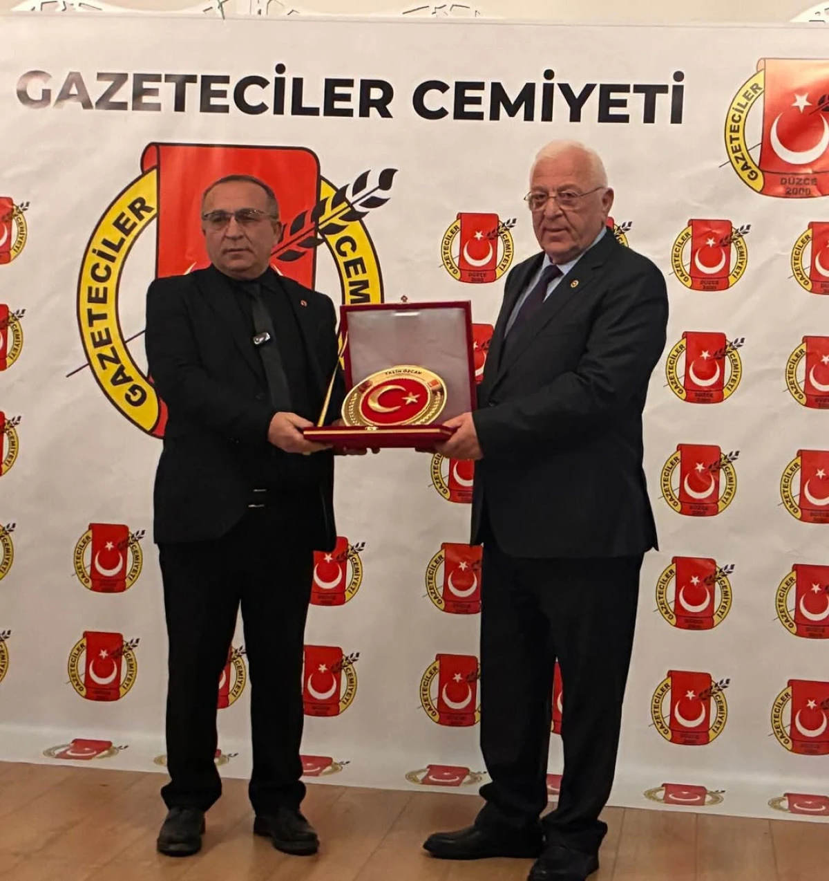 D&uuml;zce CHP Milletvekili Talih &Ouml;zcan Gazetecilerle İftarda Buluştu