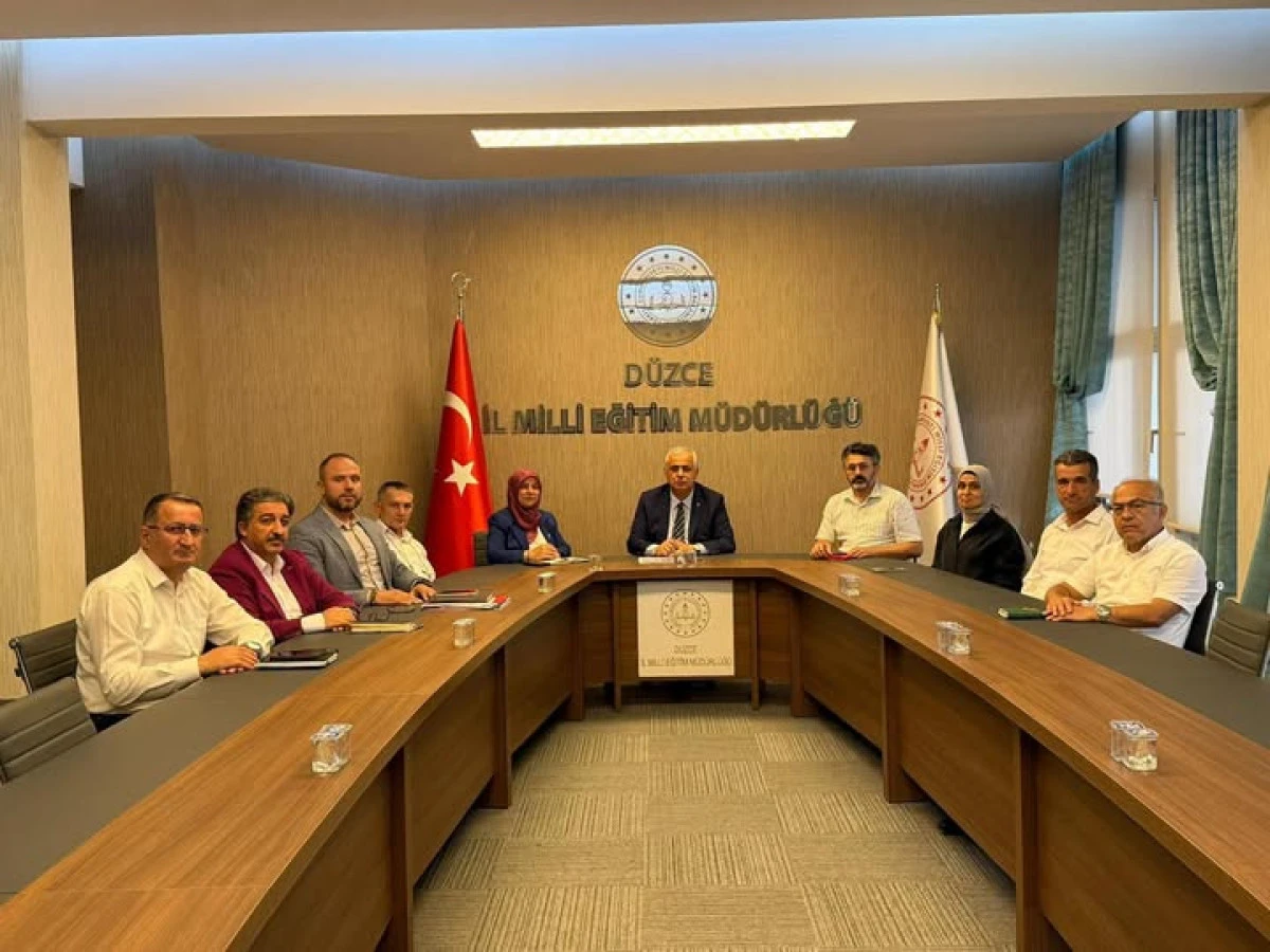 D&uuml;zce de  yeni eğitim &ouml;ğretim yılı hazırlıkları değerlendirildi