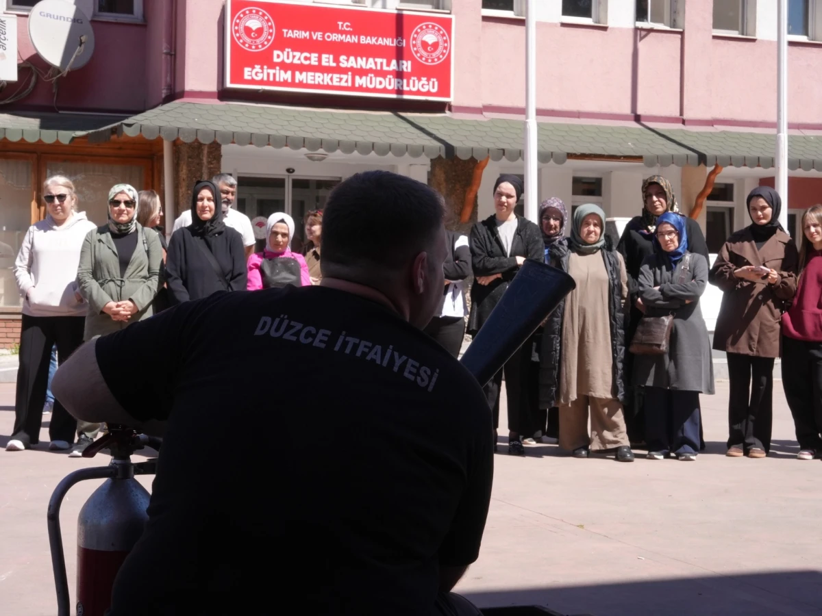 D&Uuml;ZCE İTFAİYESİ EL SANATLARI MERKEZİNDE
