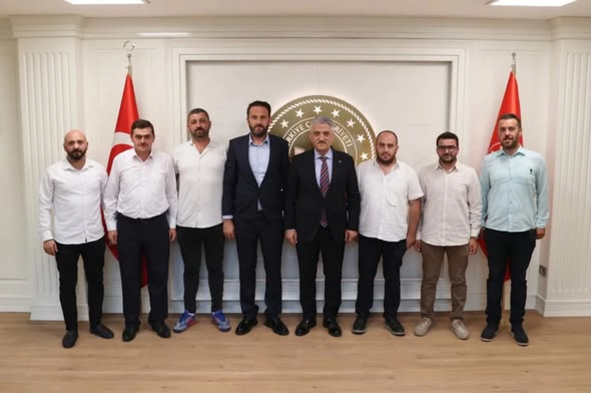 D&Uuml;ZCE OTOB&Uuml;S, MİNİB&Uuml;S VE SERVİS ARA&Ccedil;LARI ODASI&rsquo;NDAN VALİ MAKAS&rsquo;A ZİYARET