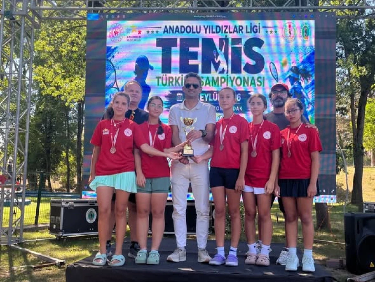 D&uuml;zce Tenis Takımı T&uuml;rkiye D&ouml;rd&uuml;nc&uuml;s&uuml; Oldu