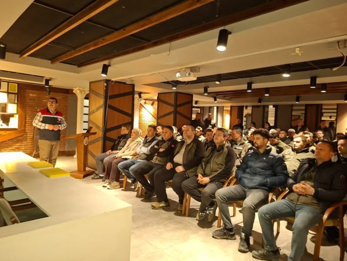 D&uuml;zce&rsquo;de kenevir yetiştiriciliğinin &ouml;nlenmesi eğitimi verildi.