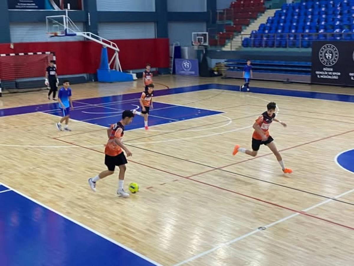 D&uuml;zce&rsquo;de Okul Sporları Yıldızlar Futsal Yarı Final Heyecanı Yaşandı