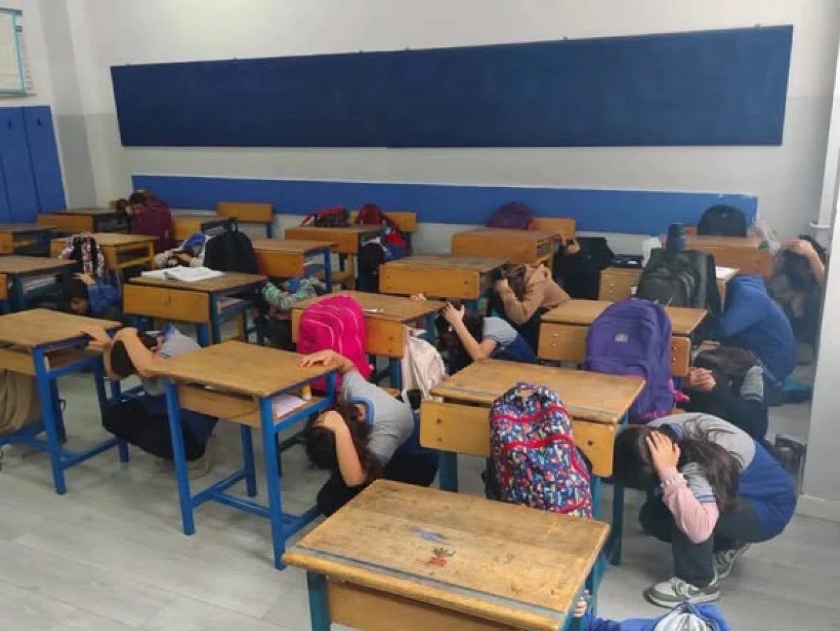 D&Uuml;ZCE&rsquo;DE OKULLARDA EŞ ZAMANLI AFET TAHLİYE TATBİKATI GER&Ccedil;EKLEŞTİRİLDİ