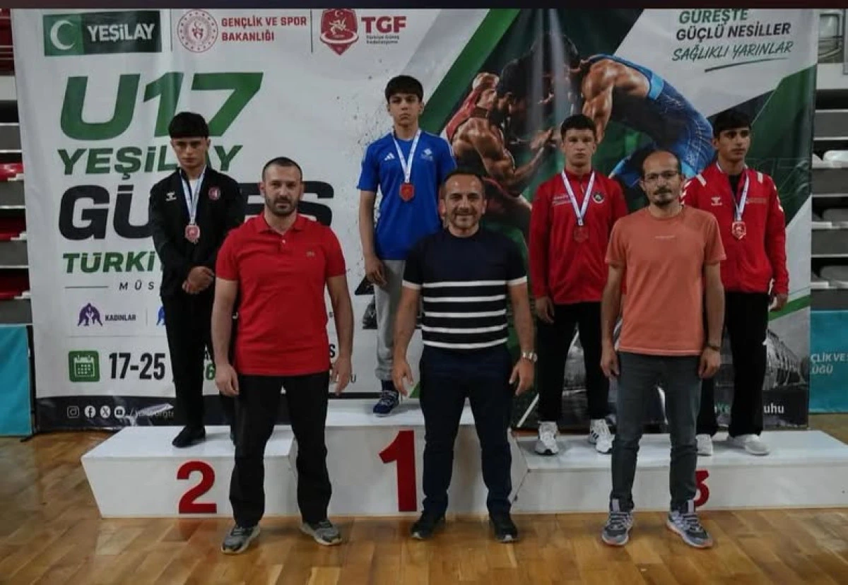 D&uuml;zceli G&uuml;reş&ccedil;i Ensar Demirbayraklı T&uuml;rkiye &Uuml;&ccedil;&uuml;nc&uuml;s&uuml; Oldu